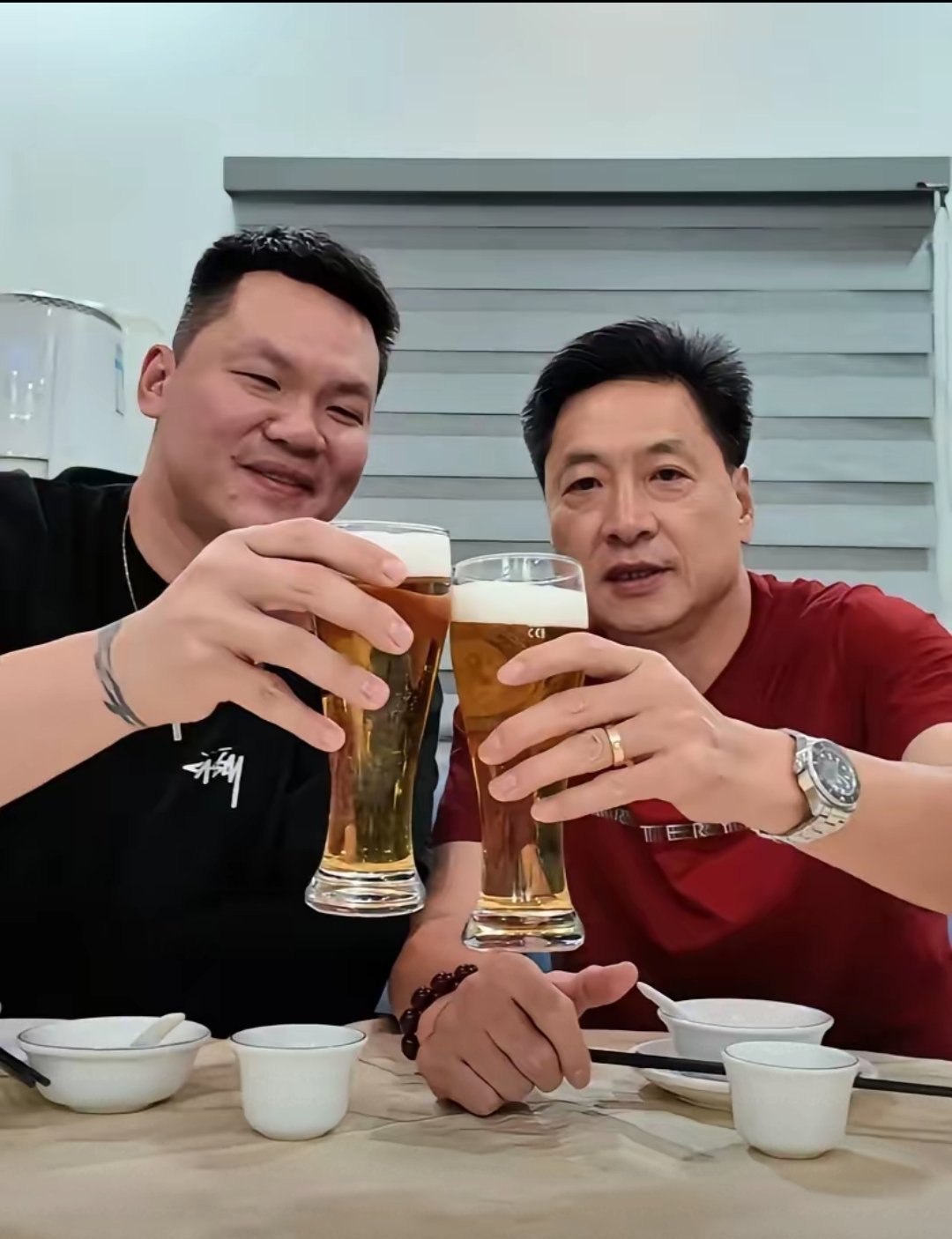 李春江因为假球案，已没有可能再次回到上海男篮。看到他频繁跟朱芳雨互动，回到广东男