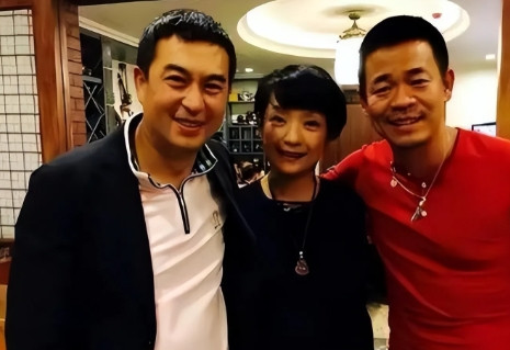 2012年，张嘉译买了套豪宅，他请孙浩到家吃饭，谁料中途张嘉译对孙浩说：“浩子，