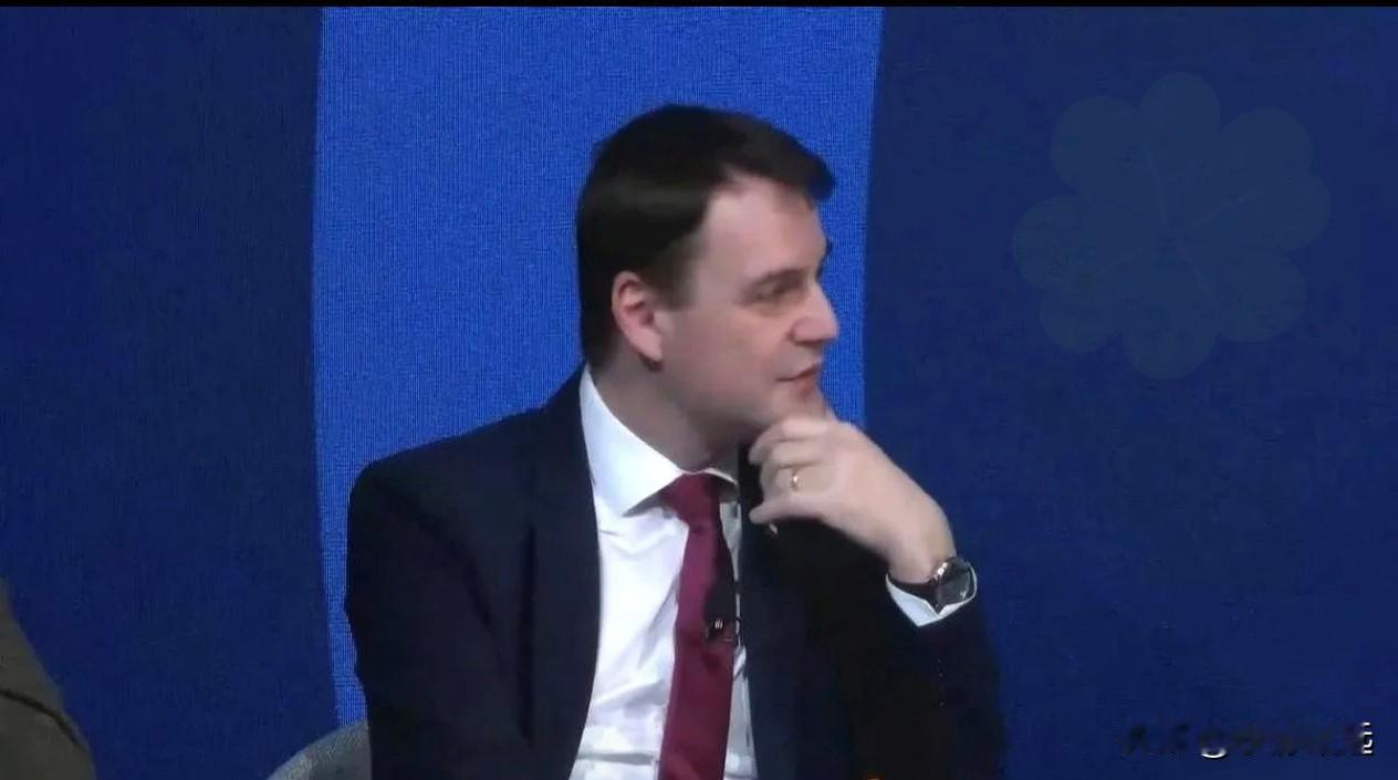 慕安会一场论坛上，希拉里踢到铁板。在慕安会这个论坛上，希拉里一上来就批评特朗