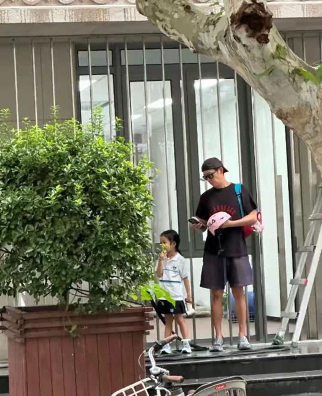 48岁王阳骑自行车接女儿，背粉包拿头盔很贴心，6岁molly高瘦漂亮​​​