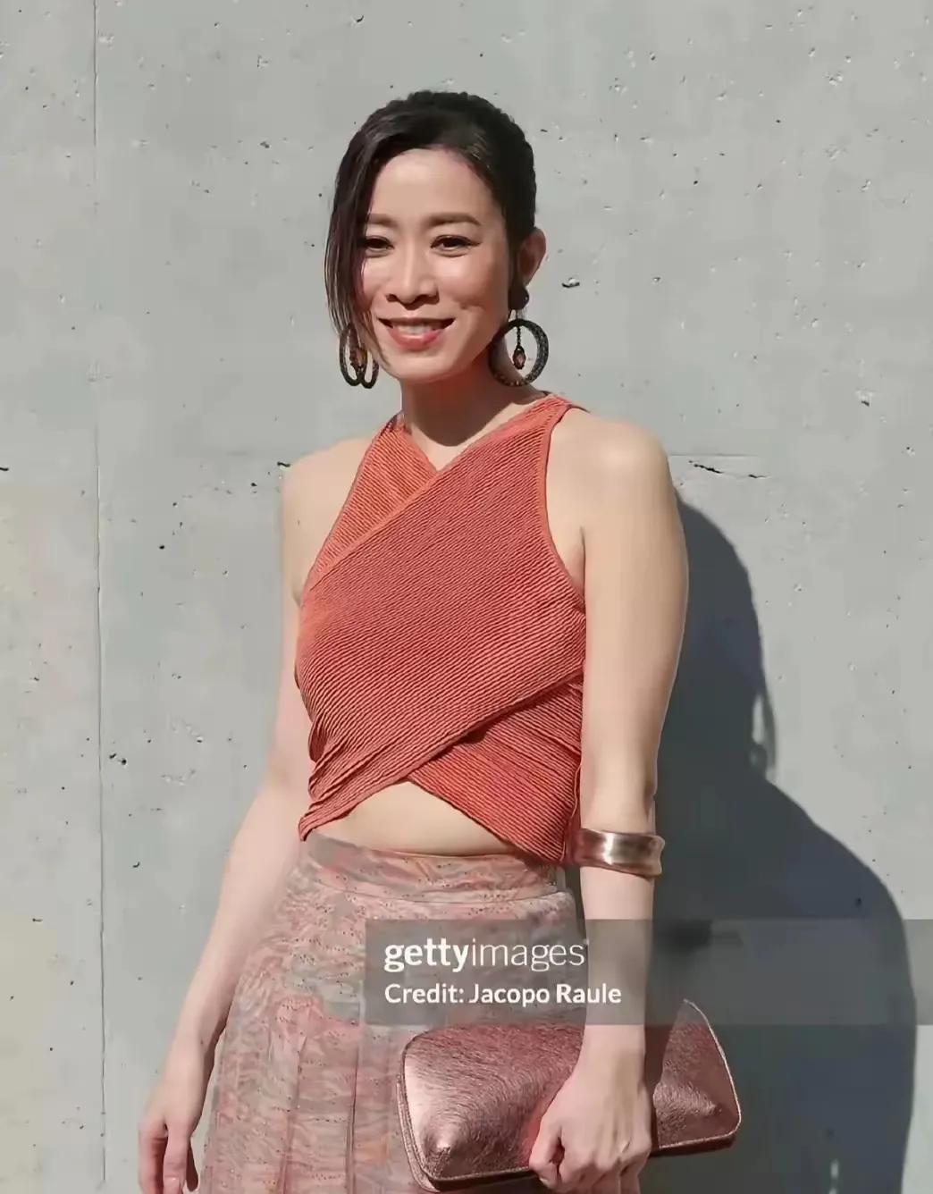 她老了，身材也痈肿了，肚子上全是赘肉，也成大妈了，佘诗曼可以说是香港娱乐圈中的当