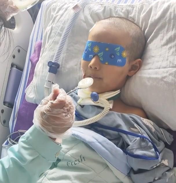 “原来连吞咽都要从零开始学，原来那句能吃是福，是真的！”这是刘楚熙妈妈今天