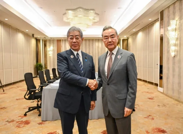 今天，王毅外长会见了日本外相岩屋毅，日方在会上公开表态：台湾是中国领土的一部分，