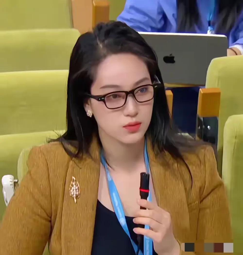 刚刚，联合国传来这样一幕！中国记者提问时，鼻梁上隐藏的“第二大脑”让外媒彻底看呆