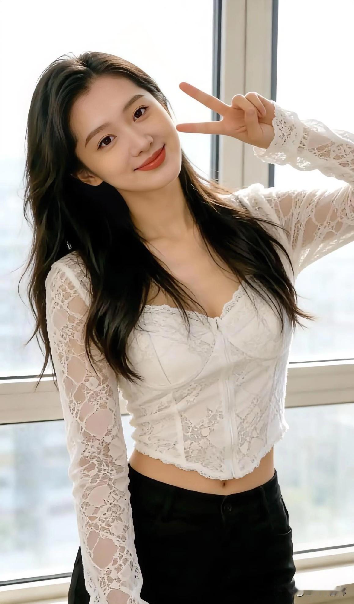 窗光织成薄纱，蕾丝吻上肩头。白衫收束腰线，如晨露凝在花瓣。她抬手比出晴空