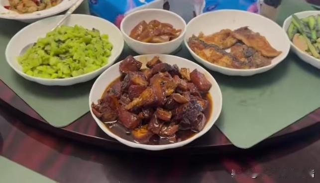 50岁的汤灿，穿着白毛衣，画着精致的妆容，在家里做饭做菜，招待朋友。一看就比较