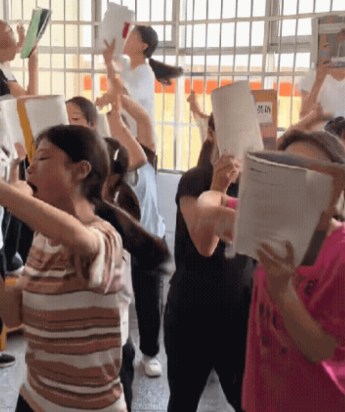 你敢相信吗？这是某校高一班级学生们的早读状态，一个个看起来都有点走火入魔了，不像