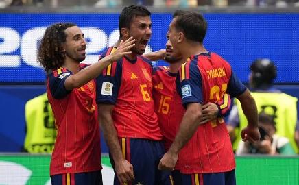 终于破咒了！3-0完胜对手，西班牙终结16年世界杯淘汰赛尴尬纪录，冠军相尽