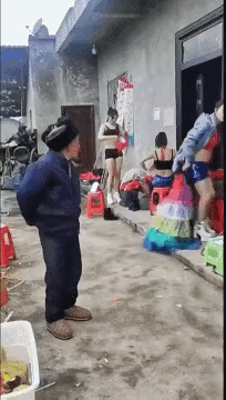 有谁知道这大爷心里在想什么呢？[赞][赞]大爷真是个妙人大爷曾经年轻过