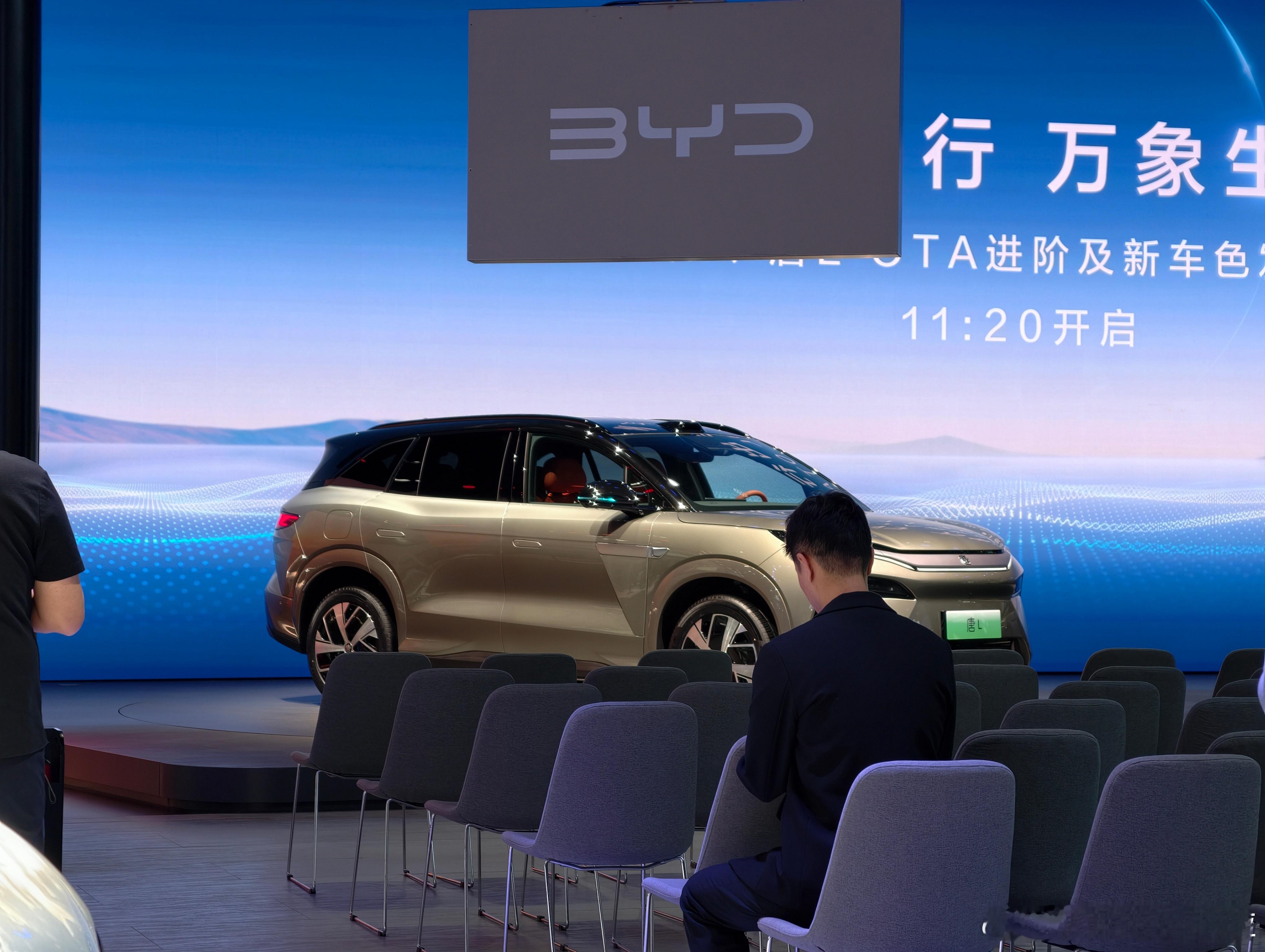 全新配色的比亚迪汉L和唐L，有点香槟金的感觉。