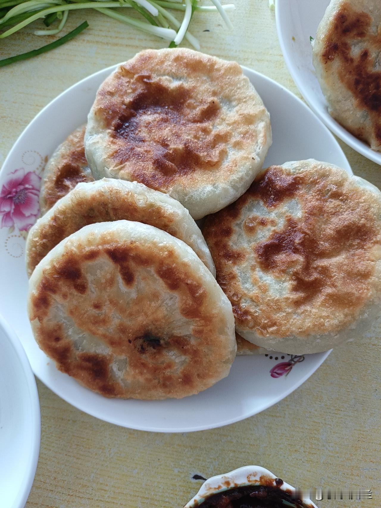 今天中午我做了肉饼，好长时间没做肉饼了，今天上午去菜园栽小葱，剩下很多小葱毛。
