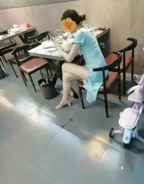 兄弟们，小弟需要你们的时候来了……这么漂亮的小姐姐，居然被我遇到了，怎么搭讪