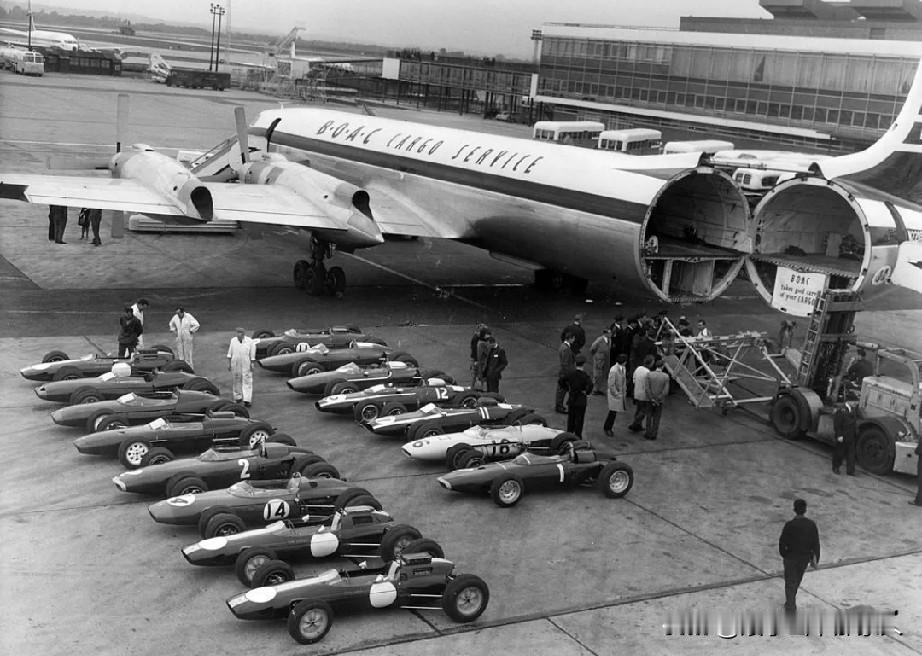1963年的f1赛车准备登机去参加比赛。