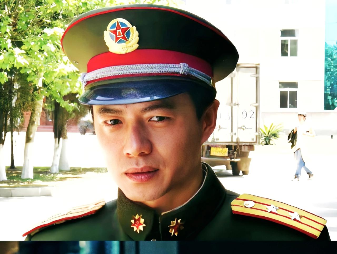 怪不得那么多人都喜欢袁朗，又看了一遍《士兵突击》，他真的完全符合军旅教官印象中的