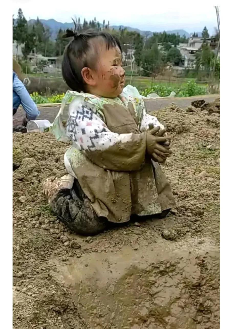 为啥“糙养”的娃更抗造？城里精细带娃反而总生病，这现象让我困惑很久记得我家小宝