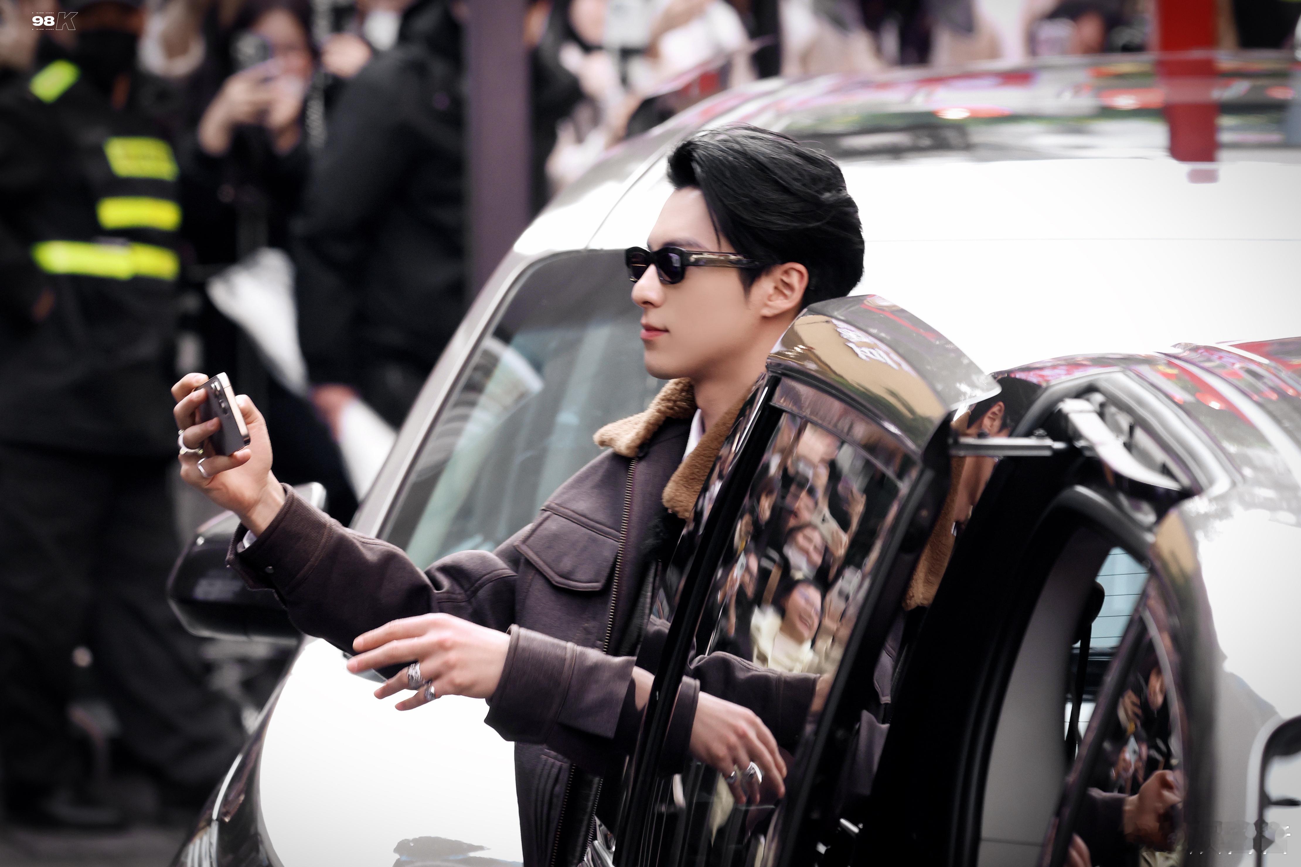 77年黄晓明喊72年王鹤棣爸爸叔喊完叔叔才后知后觉！得知只小5岁的黄晓明直接