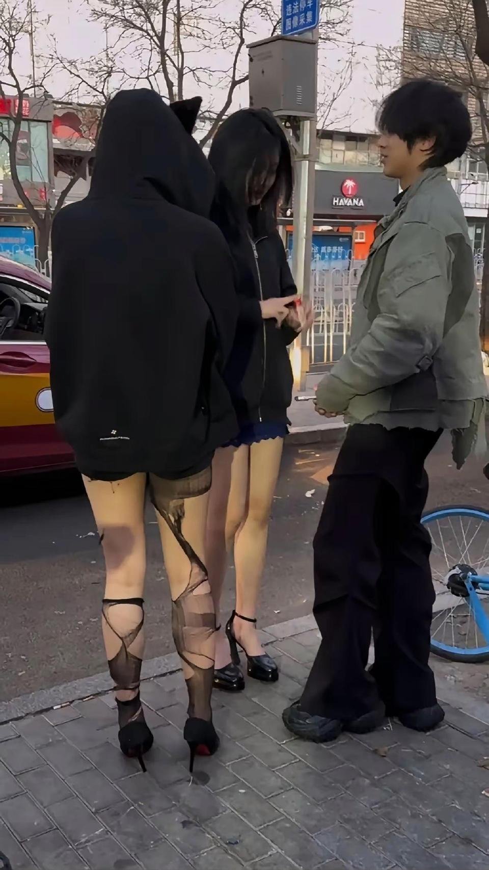 腿都这样了，这个短裙一定要非穿不可吗？​​​​