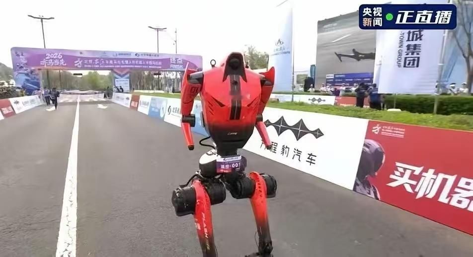 今天的机器人马拉松，评论区又有一堆人问“为什么非要做成人形”、“做成人形能干啥”