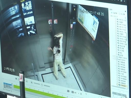 两名9岁女孩被困电梯2小时，轮流按求助键超35次，保安竟称“别再按电梯玩”！