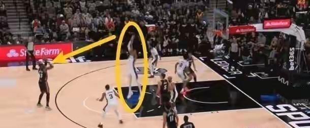 “太逆天了!”马刺状元文班亚马上演5米外飞身封盖神迹,带领球队豪取开局5连胜创队