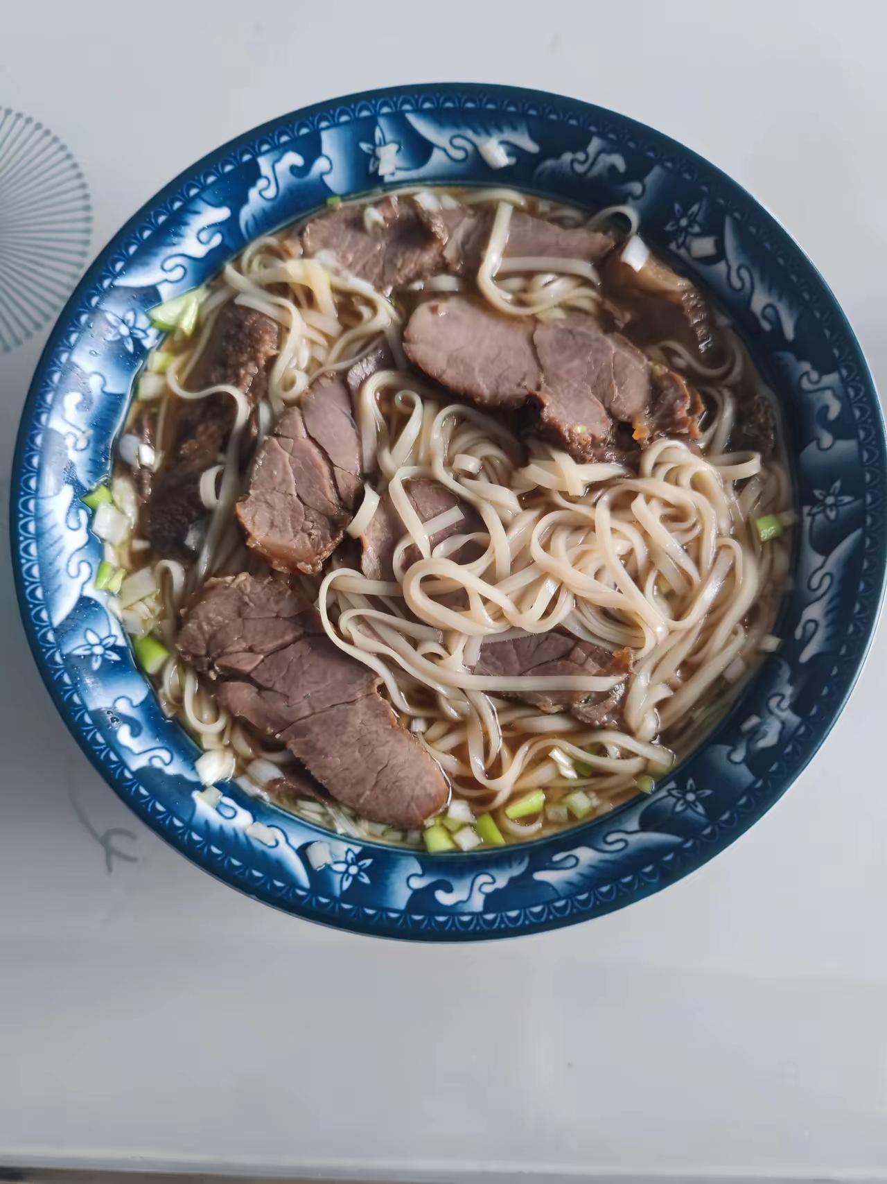 出来做保姆的第10天。雇主一家都去亲戚家吃饭了，中午我一个人吃饭，雇主说让我自