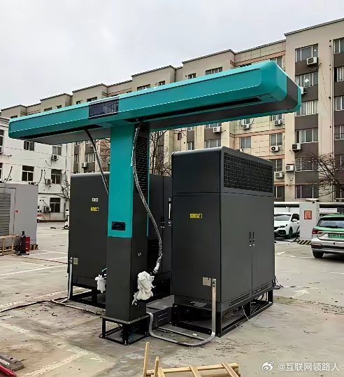 以前装充电桩还得打个水泥基座，现在连这步都省了，直接用金属支架配膨胀螺丝，焊上一