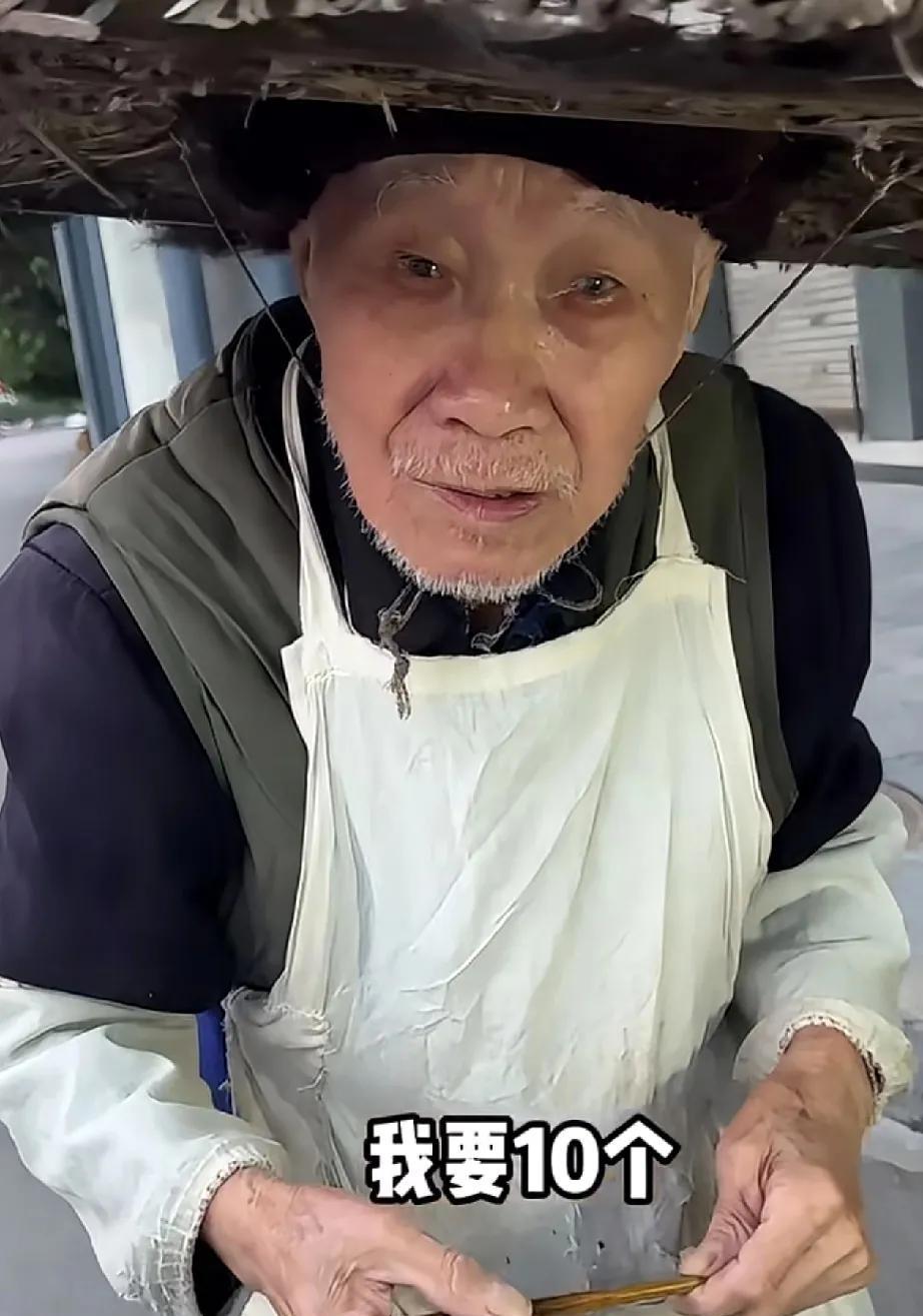 四川乐山，一女子见街头有位衣着干净的老爷爷在卖粽子，结果上询问粽子价格时发现，这