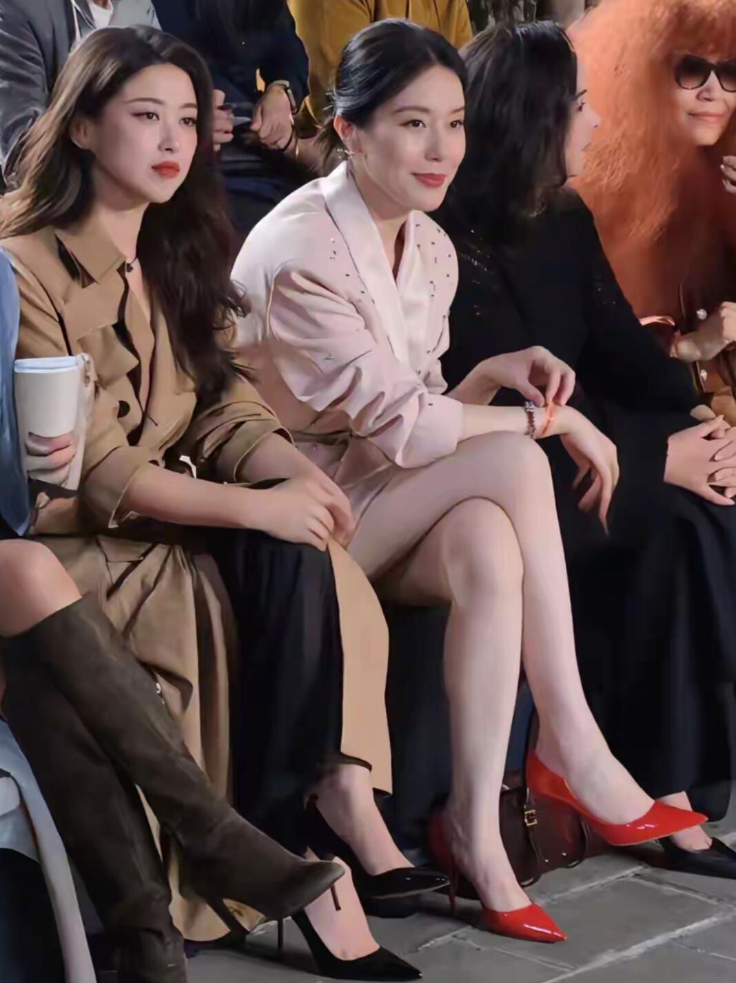 存一个显白的红高跟👠​​​