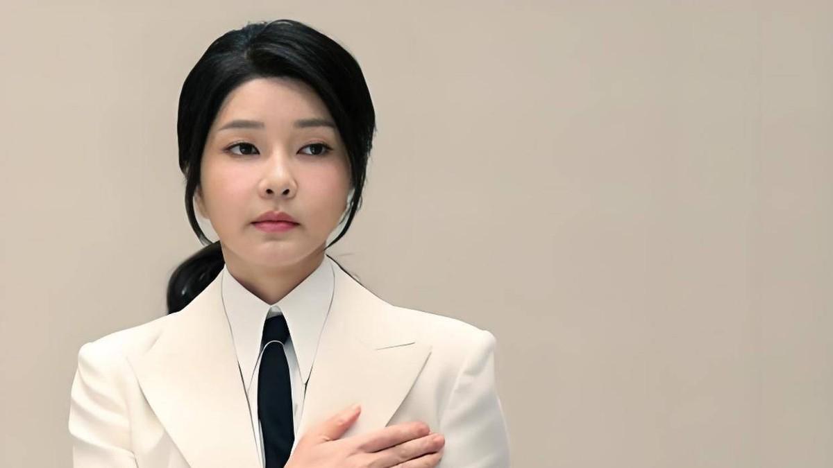 继尹锡悦被判30年后，他的妻子金建希也在二审中被判处4年徒刑。这样轻的量刑立刻引