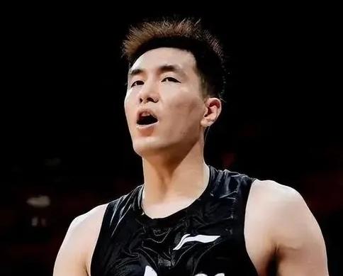 郭艾伦担任辽BA推荐官，现场登场引爆氛围受辽宁体育局邀请，郭艾伦出任辽BA