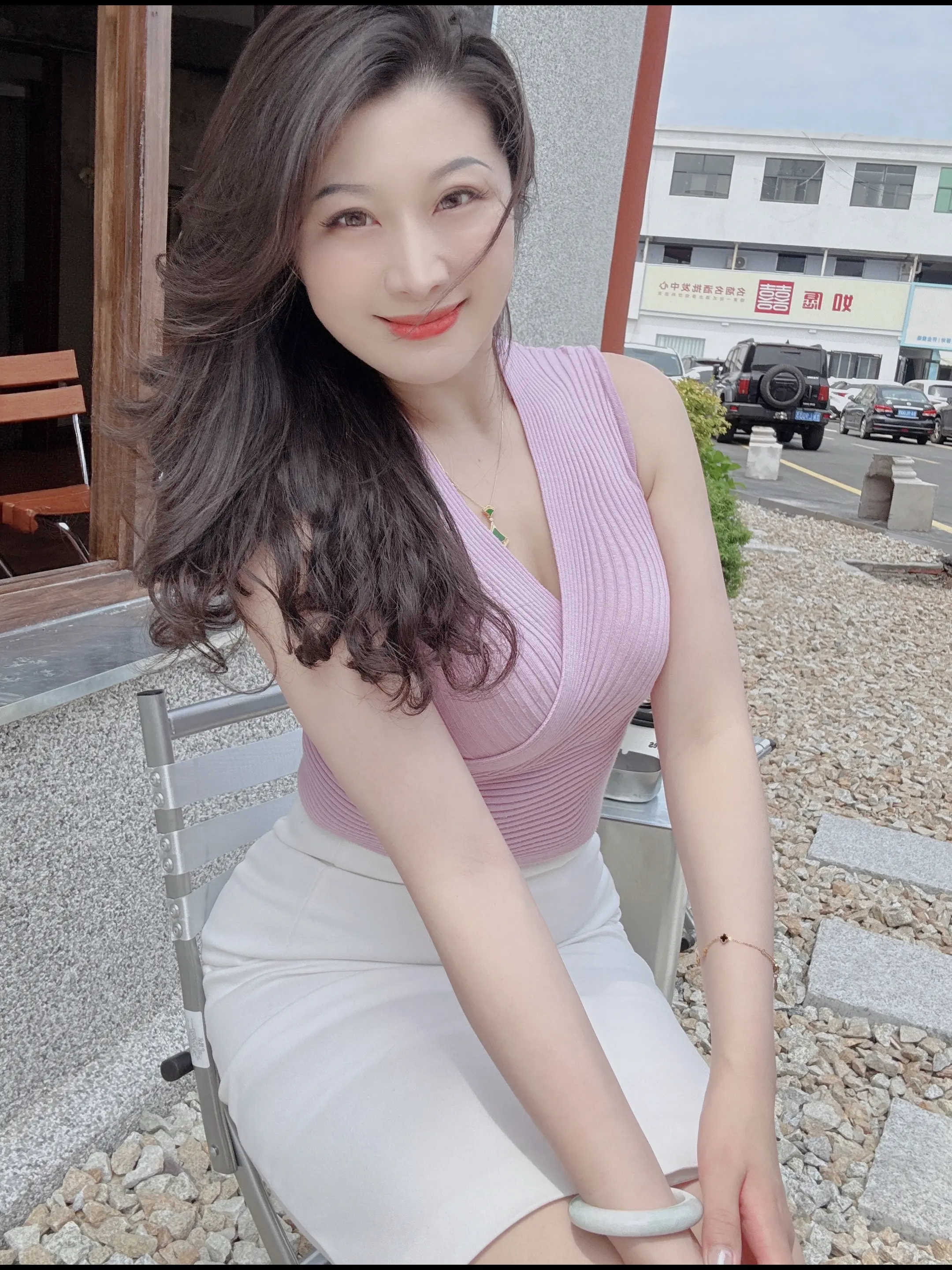 知人不必言尽，到了一定年纪，允许真情和假意并存 ，不要为难别人，也不要为难自己