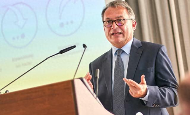 最近德国央行行长纳格尔的一番话炸了锅,明明管的是货币政策,却跳出来对中国稀土出口