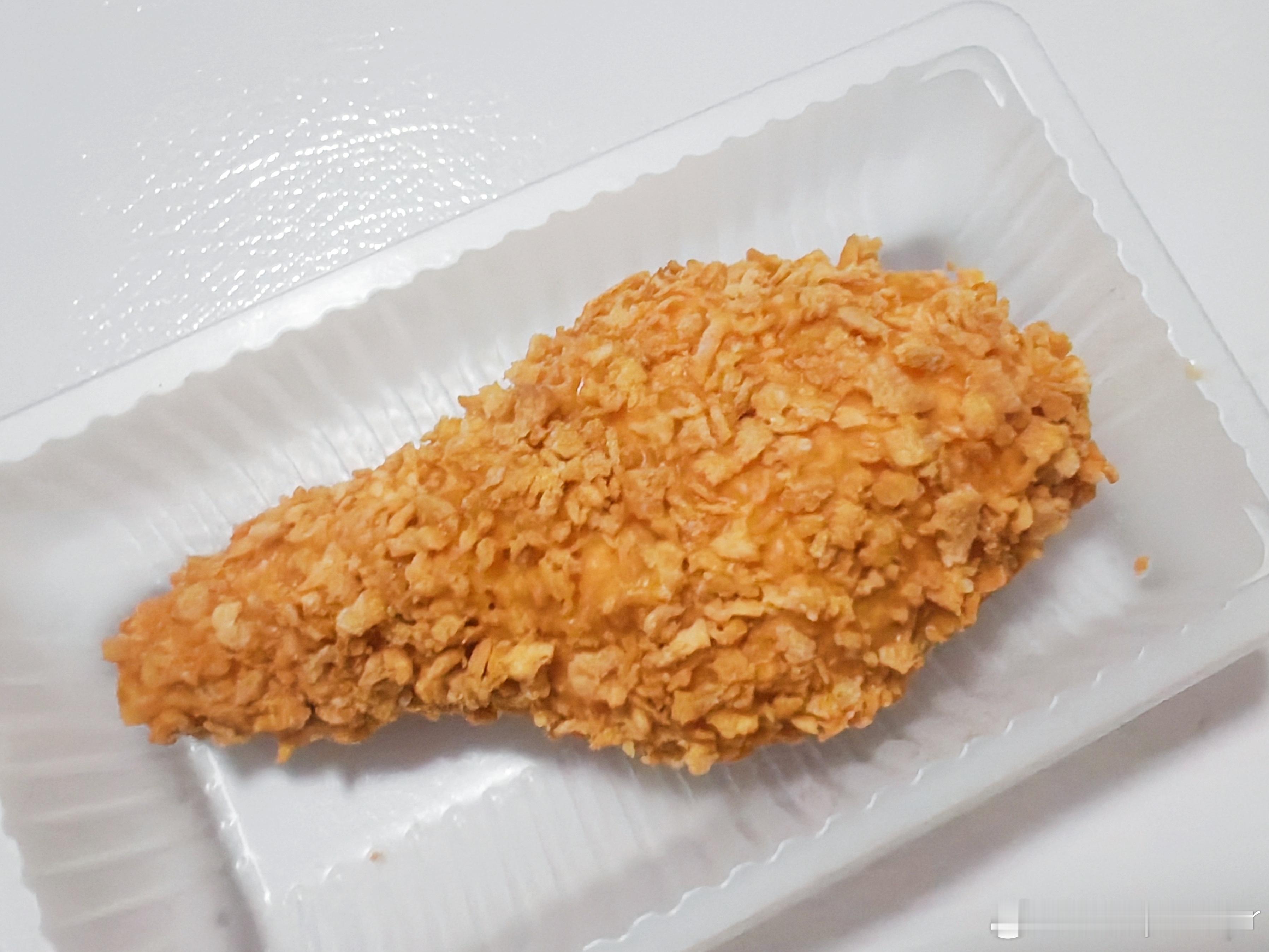 KFC这个鸡腿雪糕好好吃酥脆的外皮包裹着香草味冰激凌，还很细节的用一根巧克力棒做