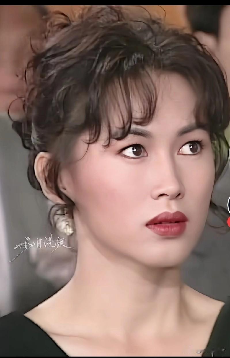 一直觉得早期港风美女陈秀雯美得很独特。她有一双灵动的大眼睛，仿佛藏着无数故事，笑