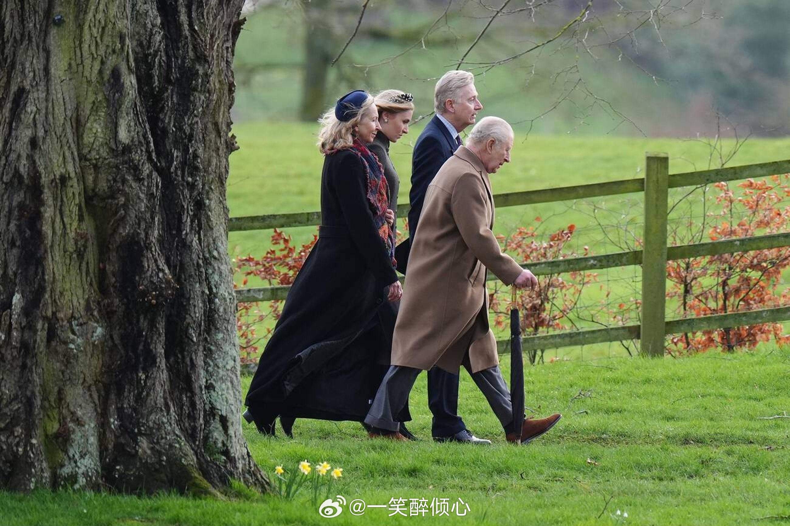 英国王室今天查尔斯三世带着他的首席私人秘书CliveAlderton爵士在