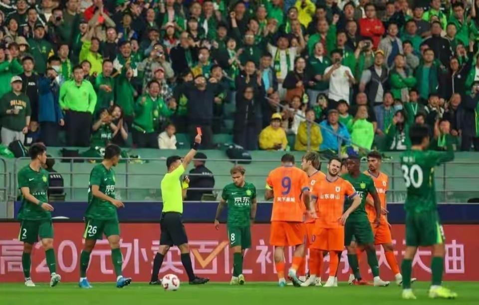 申花会不会让北京国安主帅下课吗？我们看到北京国安赛季初要接连面对海港，泰山，申花