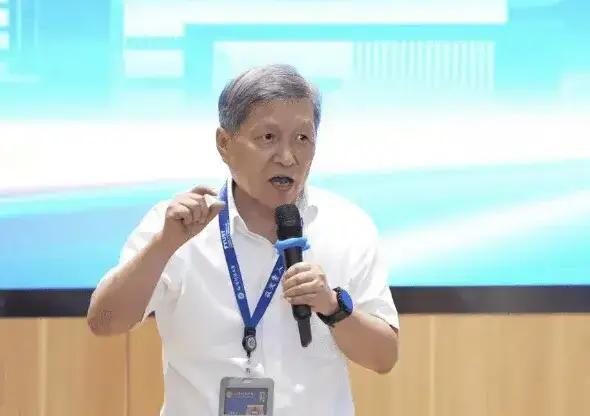 福耀科大校长王树国最近彻底火了！首届开学对50名新生的讲话，跟别的学校太不一样—
