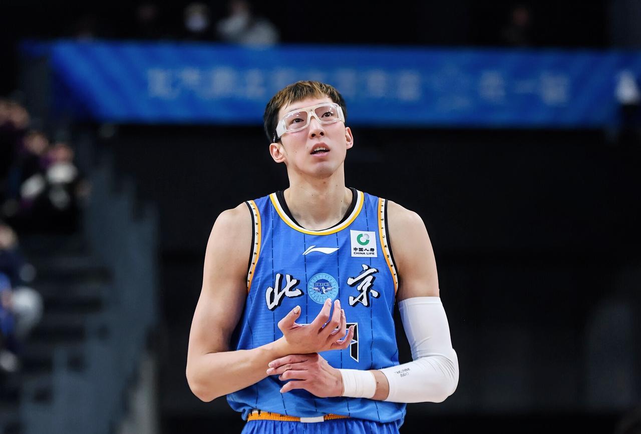 周琦：睿哥，你对新疆绝不手软你对广东怎么就手软了呢？？？赵睿：你倒是狠，前队友