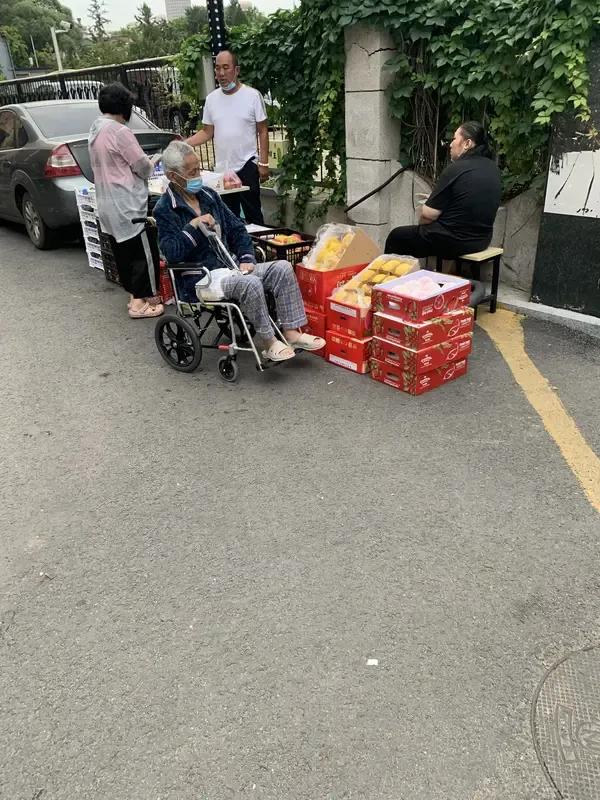 奶奶90岁大寿，大伯一家从省城赶回来，临吃饭时，我爸无意间听到奶奶和大伯母的对话