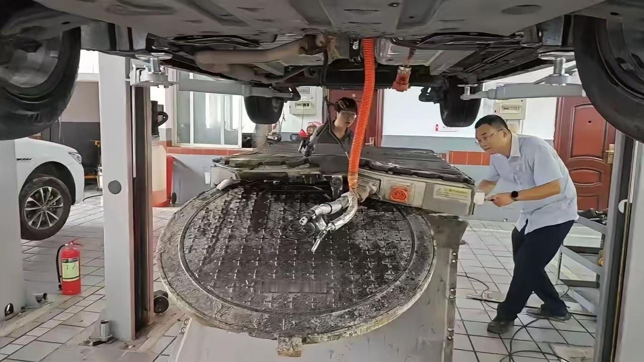 某新能源汽车的起火，再次验证了比亚迪磷酸铁锂刀片电池的含金量。秦plus的动力