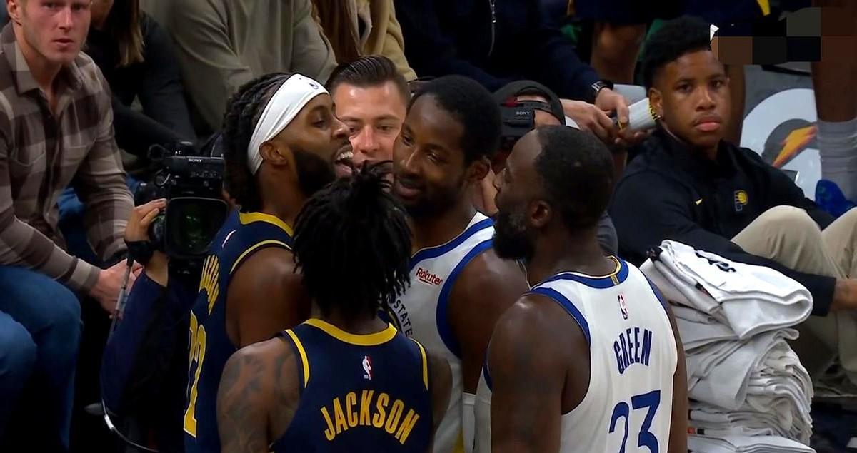 库明加一推，格林直接上身。不是打架，是立规矩。年轻崽子刚进联盟，谁都能踩两脚