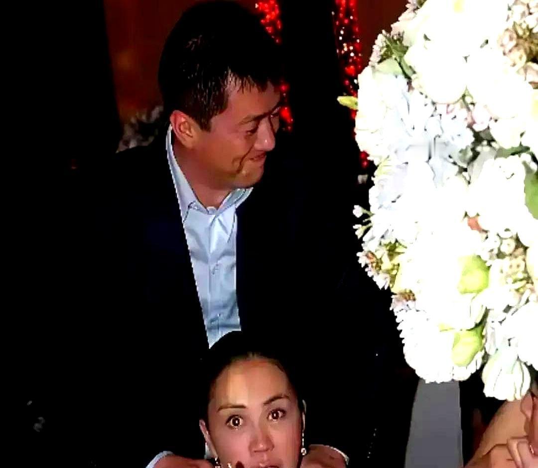 那场商业放生会，几百只蝴蝶闷死在箱子里，王菲的脸当场就垮了。李亚鹏不懂。他不