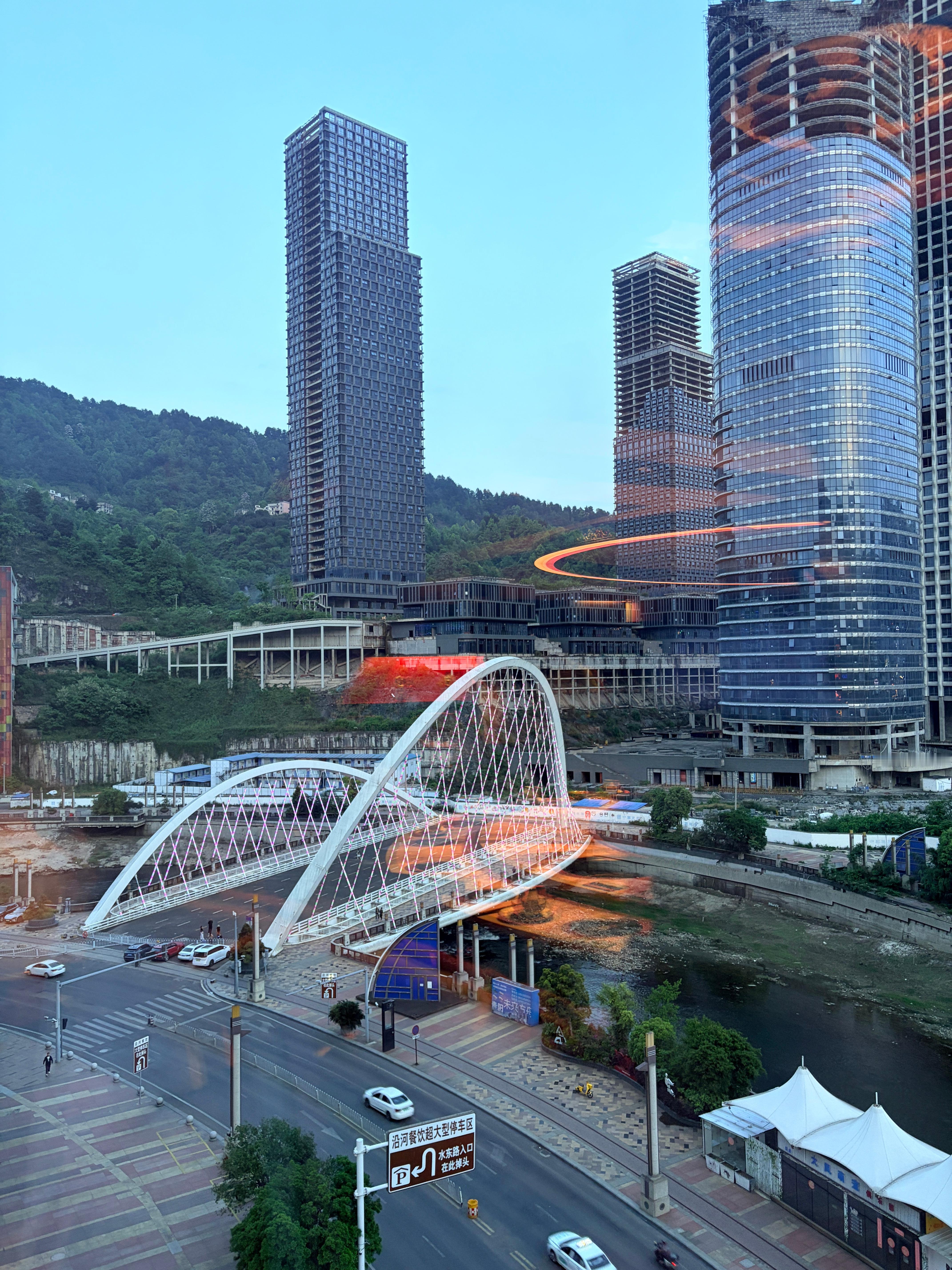 呵，这大桌！贵阳这个城市给我的感觉，和重庆很像，熟悉的感觉，喜欢贵阳·贵厨酸汤