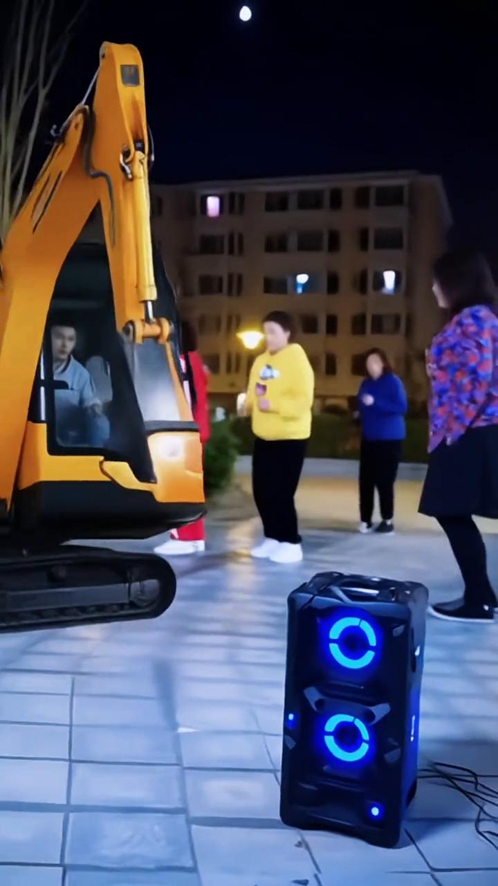 叫你们不睡觉，大半夜的还在跳，这才给你们一个教训，下次再跳音响就是你们的下场。