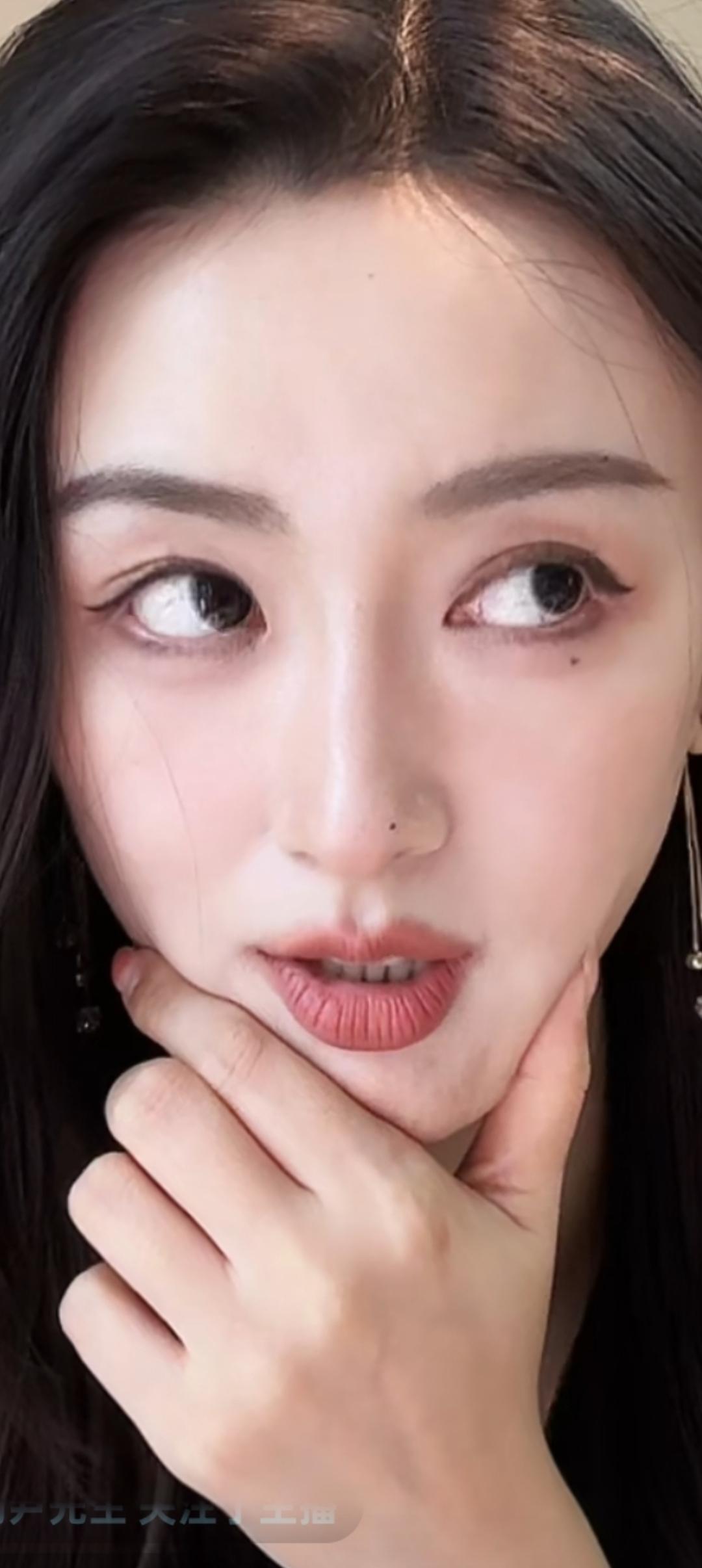 沉思的少女，温柔眼神，沉静氛围