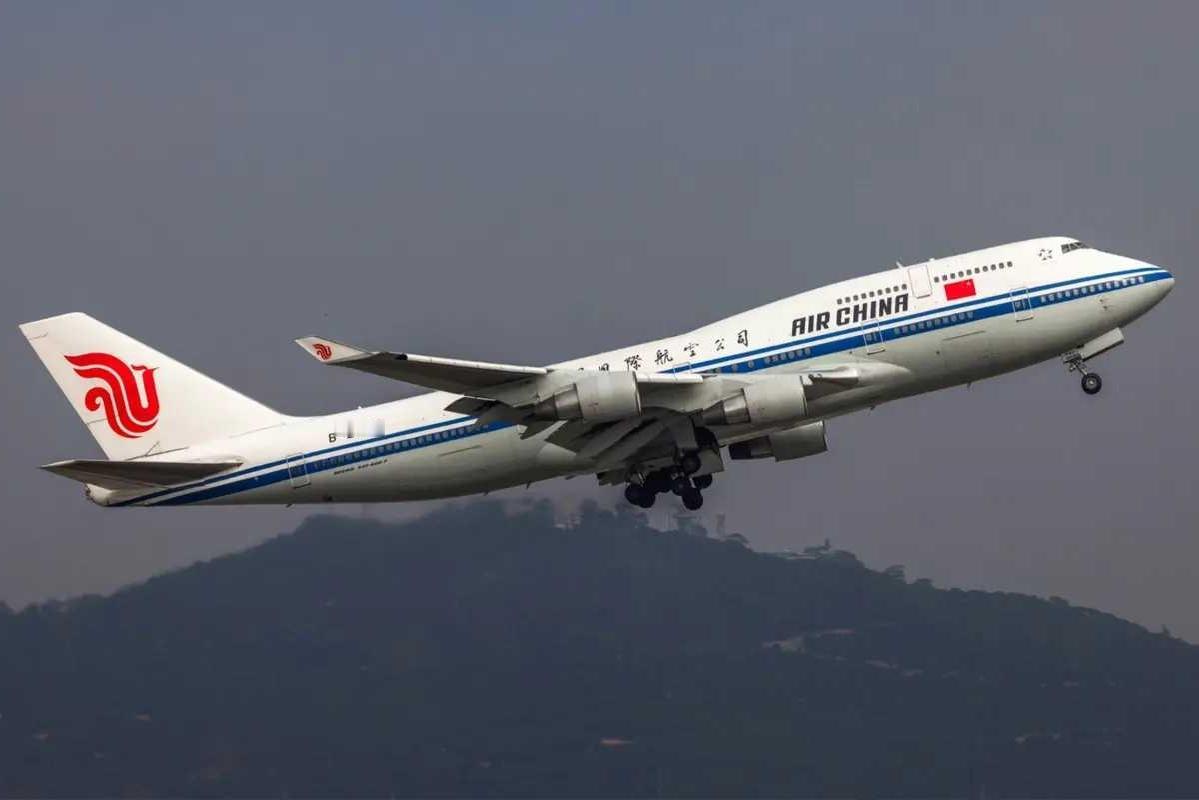 第一财经消息：12条中日航线全停飞，取消率最高达65%！50万张机票退订，背后原