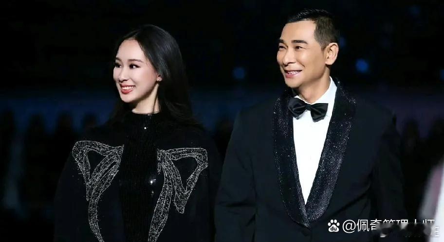 赵文卓携大女儿玫瑰首登T台，很多网友直呼玫瑰像黄圣依。赵文卓长得太正派，连走秀也