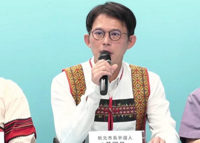 黄国昌这次把枪口瞄准了民进党，黄国昌称，在出访前一天，“总统府”才突然说不能去，