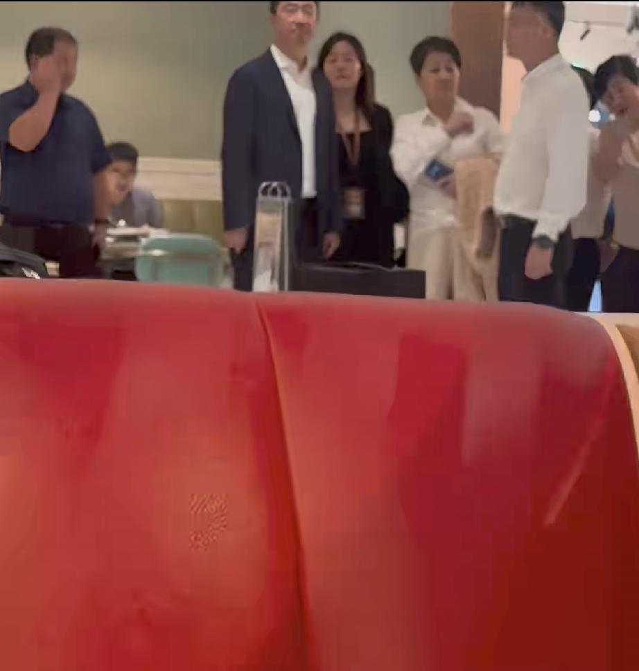 6月20日，四太梁安琪现身澳门普京人督查工作，特意穿了白色衬衫，这是她的核心资产