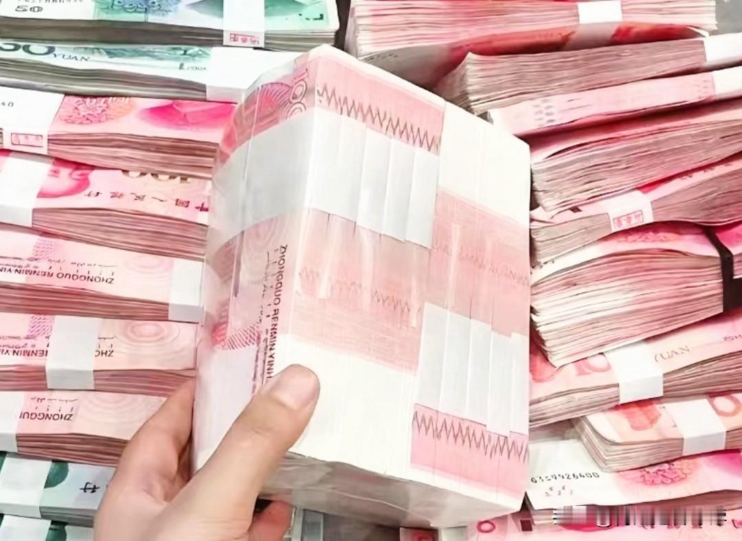 手里有钱的朋友，需要注意些什么呢？首先，有钱赶紧去存。接下来降息很有可能